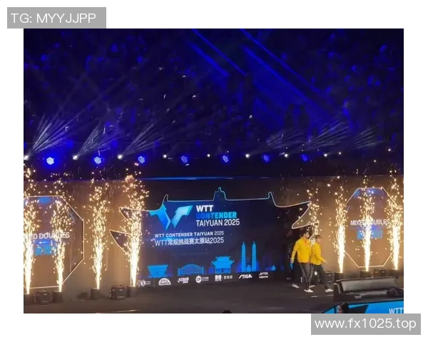 镜头捕捉:VAR赛场小动作引发热议